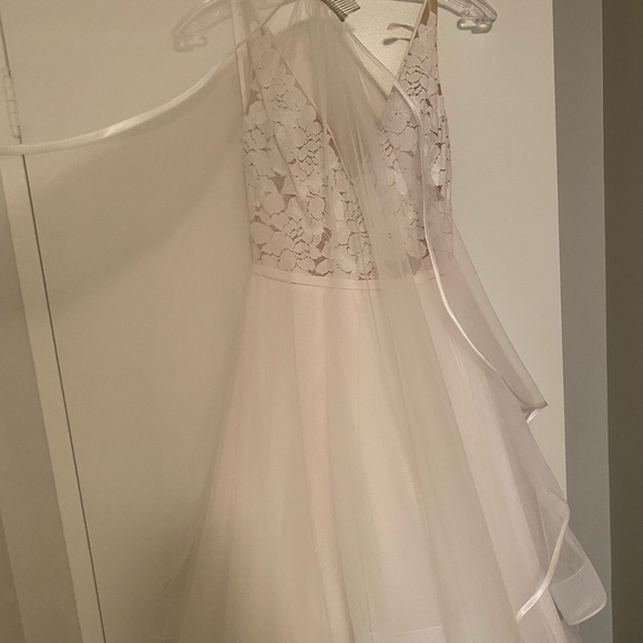 Beautiful wedding dress. **Never worn** size 6 - Picture 8 of 10